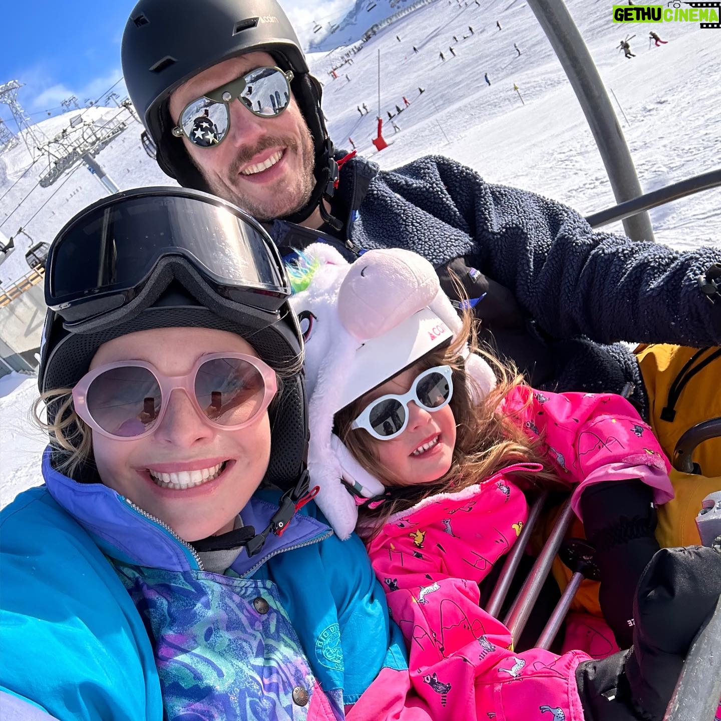 Cindy Poumeyrol Instagram - Les outfit ski de Sissi. C’est ma coqueterie à moi, et puis ça me fait toujours plaisir quand sur les pistes on flate mes looks. Vous preferez quelle tenue ?