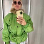 Cindy Poumeyrol Instagram - Les outfit ski de Sissi. C’est ma coqueterie à moi, et puis ça me fait toujours plaisir quand sur les pistes on flate mes looks. Vous preferez quelle tenue ?