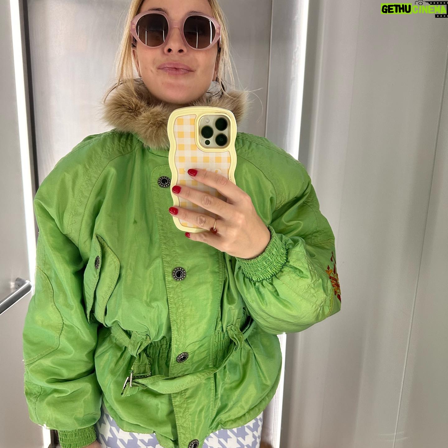 Cindy Poumeyrol Instagram - Les outfit ski de Sissi. C’est ma coqueterie à moi, et puis ça me fait toujours plaisir quand sur les pistes on flate mes looks. Vous preferez quelle tenue ?