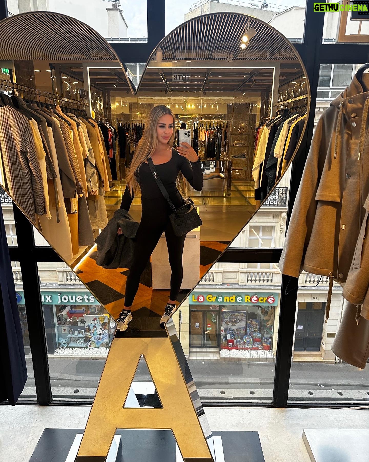 Cintia de Sà - 847 Likes - Paris 2023 😍 More pics to follow ❤️