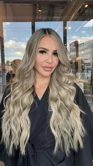 Cintia de Sà Instagram - TEAM WORK 😍 @cinbrazil est venue à Laval @lifestylespaces pour rafraîchir sa chevelure. 
Nous avons retirer ses extensions de cheveux à bandes adhésives & ensuite elle est aller voir le master des babylights @michael.charette qui se trouve dans le local à côté de nous 😍 
Michael lui a fait des babylights de la tête complète et il a réussi comme toujours à obtenir le match parfait 👌🏼 Ensuite, elle est retournée voir @sophiajab__ de @xoxbyso pour installer les nouvelles extensions. 
Michael lui a fait une merveilleuse mise en plis et voici le résultat d’un travail d’équipe 🫶🏻 

TEAM WORK 😍 @cinbrazil came to Laval @lifestylespaces to refresh her hair.
We took off her tape-in ​​hair extensions & then she went to see the master of babylights @michael.charette who is in the room next to us 😍
Michael gave her full head babylights and he managed as always to get the perfect match 👌🏼 
Then she went back to @sophiajab__ from @xoxbyso to install the new extensions.
Michael gave her a wonderful hairdo and here is the result of teamwork 🫶🏻

#hair #babylights #hairtransformation #hairtutorial #hairmaster #team #hairgoals #laval