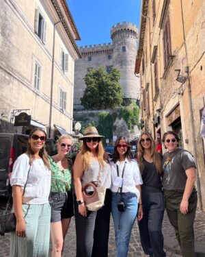 Cisely Saldaña Instagram - We’re baaaaaaaack! 💕 

Donne al comando che conquistano il Castello di Bracciano