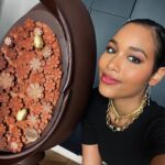 Clémence Botino Instagram - Hello tout le monde 🐣 Retrouvez-nous ce soir sur @50inside pour Pâques ! Merci aux chefs @etienneleroys @guykrenzer qui m’ont offert cet œuf incroyable en chocolat 😍 à votre avis combien pèse-t-il ?! Bon week-end de Pâques à tous 😘😘 Publicité