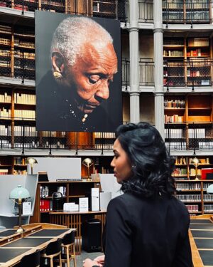 Clémence Botino Instagram - Hello tout le monde 🤍
Hier j’ai eu l’honneur d’assister à l’hommage national rendu à notre grande dame Maryse Condé. Nous avons partagé un moment émouvant à travers les témoignages, la lecture de ses livres, le chant … Tout cela renforcé par l’atmosphère de la bibliothèque Richelieu où j’ai eu la chance d’étudier. 
Un moment magique parmi les livres 📚.
Mes pensées sincères accompagnent ses proches…
Vos mots ont su parler à de nombreuses générations, je vous rassure ce n’est que le début.
Je remercie Monsieur le Président de la République @emmanuelmacron pour l’invitation, ainsi que Madame la Ministre de la Culture @rachida.dati  et Madame la Ministre déléguée chargée des Outre-mer Marie Guévenoux 🇫🇷.