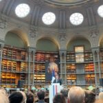 Clémence Botino Instagram – Hello tout le monde 🤍
Hier j’ai eu l’honneur d’assister à l’hommage national rendu à notre grande dame Maryse Condé. Nous avons partagé un moment émouvant à travers les témoignages, la lecture de ses livres, le chant … Tout cela renforcé par l’atmosphère de la bibliothèque Richelieu où j’ai eu la chance d’étudier.
Un moment magique parmi les livres 📚.
Mes pensées sincères accompagnent ses proches…
Vos mots ont su parler à de nombreuses générations, je vous rassure ce n’est que le début.
Je remercie Monsieur le Président de la République @emmanuelmacron pour l’invitation, ainsi que Madame la Ministre de la Culture @rachida.dati et Madame la Ministre déléguée chargée des Outre-mer Marie Guévenoux 🇫🇷.