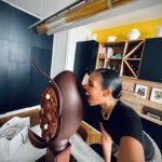 Clémence Botino Instagram - Hello tout le monde 🐣 Retrouvez-nous ce soir sur @50inside pour Pâques ! Merci aux chefs @etienneleroys @guykrenzer qui m’ont offert cet œuf incroyable en chocolat 😍 à votre avis combien pèse-t-il ?! Bon week-end de Pâques à tous 😘😘 Publicité