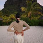 Clémence Botino Instagram - Golden hour 🤍 Ensemble pull et jupe (prêtés) @masscob Boucles d’oreilles @aureliebidermann offert Invitation