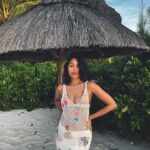 Clémence Botino Instagram - L’île Maurice 🍉 Ensemble @rose_carmine prêté ! ☺️ Invitée