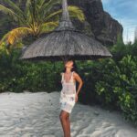 Clémence Botino Instagram - L’île Maurice 🍉 Ensemble @rose_carmine prêté ! ☺️ Invitée