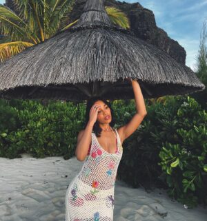Clémence Botino Instagram - L’île Maurice 🍉

Ensemble @rose_carmine prêté ! ☺️
Invitée