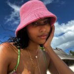 Clémence Botino Instagram - 💛🐢🦋💞☄️ Bob @notshycashmere (offert) Maillot @lingerielanouvelle (prêté) Invitée