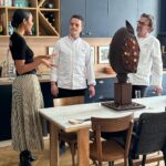 Clémence Botino Instagram - Hello tout le monde 🐣 Retrouvez-nous ce soir sur @50inside pour Pâques ! Merci aux chefs @etienneleroys @guykrenzer qui m’ont offert cet œuf incroyable en chocolat 😍 à votre avis combien pèse-t-il ?! Bon week-end de Pâques à tous 😘😘 Publicité