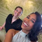 Clémence Botino Instagram - Première journée de tournage pour mon media culturel 😍 ! Une nouvelle aventure commence ! Toujours dans le rire et la bonne humeur ! Merci à @maisonladuree de nous avoir prêté ces lieux sublimes ! Merci à cette équipe de me suivre dans ces projets fous et merci aux premiers invités qui ont accepté de partager leurs univers ☺️ ! Ah oui INDICE ! Il y’a le mot « thé » dans le nom de mon média. Bonne chance à celui qui trouvera 🥰 Photo @christbytheway Look @liujo prêt