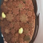 Clémence Botino Instagram - Hello tout le monde 🐣 Retrouvez-nous ce soir sur @50inside pour Pâques ! Merci aux chefs @etienneleroys @guykrenzer qui m’ont offert cet œuf incroyable en chocolat 😍 à votre avis combien pèse-t-il ?! Bon week-end de Pâques à tous 😘😘 Publicité