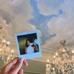 Clémence Botino Instagram - Première journée de tournage pour mon media culturel 😍 ! Une nouvelle aventure commence ! Toujours dans le rire et la bonne humeur ! Merci à @maisonladuree de nous avoir prêté ces lieux sublimes ! Merci à cette équipe de me suivre dans ces projets fous et merci aux premiers invités qui ont accepté de partager leurs univers ☺️ ! Ah oui INDICE ! Il y’a le mot « thé » dans le nom de mon média. Bonne chance à celui qui trouvera 🥰 Photo @christbytheway Look @liujo prêt
