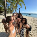 ClĂ©mence Botino Instagram – First pic at @paradisbeachcomber 🤍
Chapeau @la_cerise_sur_le_chapeau (prêté)
Bijoux @equinox_ecuador (prêté)
Invitation