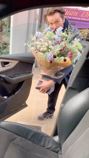 Claire Cooper Instagram - Happy love day ♥️

Whether that’s shared love, partner love, family love or self love … the world needs big bunches of flowers & buckets of love ♥️#valentines @scandalous_13