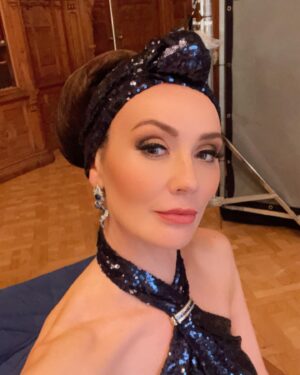 Claire Cooper Instagram - Living the glamour… I’m usually in sweatpants & covered in sticky fingers … 

Sooo grateful for the brilliant Hair & MUA on this gig! it’s only right I caught a quick selfie between the takes 🫢 @thecontinentaltv #throwback #thecontinental #selfie