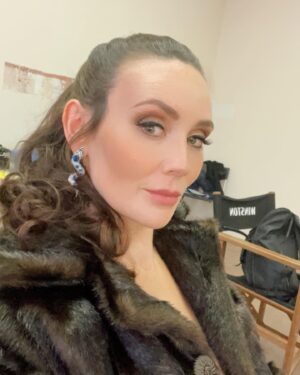 Claire Cooper Instagram - Living the glamour… I’m usually in sweatpants & covered in sticky fingers … 

Sooo grateful for the brilliant Hair & MUA on this gig! it’s only right I caught a quick selfie between the takes 🫢 @thecontinentaltv #throwback #thecontinental #selfie