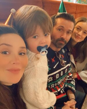 Claire Cooper Instagram - Happy Christmas from ours to yours … Instagram vs reality 🎄❤️🎁🤦🏻‍♀️ 

#christmaseve