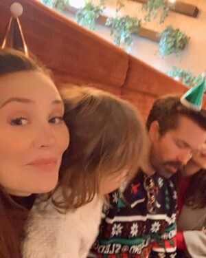 Claire Cooper Instagram - Happy Christmas from ours to yours … Instagram vs reality 🎄❤️🎁🤦🏻‍♀️ 

#christmaseve