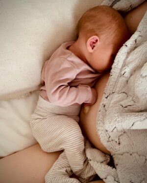 Claire Cooper Instagram - One whole week of loving you Fiáin Luna 🤍🌙

Slowly saying goodbye to the belly that housed you, in moments finding myself wanting to keep it forever just to hold space for what we shared these last 9 months - so grateful 🤍

#postpartumbody #postpartum #1weekold #babygirl #recovery #grateful #gratitude