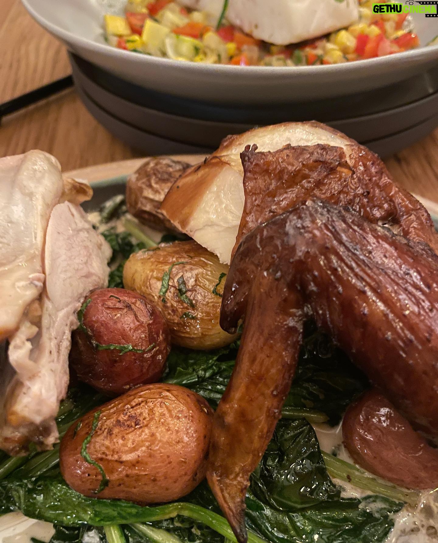 Claire Coffee - 5K Likes - Table for 3, Food for 6 @swyftct, a wood paneled-and-fired dream come true!
Our order:
Shishitos
Pizza Bianca Potato
Cacio e Pepe
Tomato Salad
Half Wood Fired Chicken
Maine halibut with summer succotash
#530res