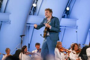 Claire Coffee Instagram - Thanks to @hollywoodbowl  for capturing the unique brand of mania that is #ATTENTION! and @christhile’s jazz hands… Kentucky, you ready?? @louisvilleorchestra, can’t wait to see you next week!