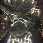 Claire Forlani Instagram - Suzy Murphy the artist chosen for the honor of creating the Christmas tree for the Connaught this year! My dream tree Chic, Dogs and meaningful . LOVE the TREE! 🌟🐾🌲❤️ BRAVO SUZY! 👏🏼 @suzymurphylondon @theconnaught @lyndsey_ingram
