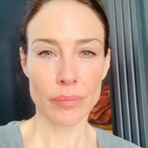Claire Forlani Instagram - I`m Claire Forlani, ambassador for the International Union Against Tuberculosis and Lung Disease. As we live through these unsettling times, we are also seeing some extraordinary efforts to prevent, treat and eventually cure #COVID19.
Today I want to briefly say something about another infectious disease – tuberculosis.. Today is World TB Day. TB continues to kill some 1.6 million people a year. And it is mainly the poor and marginalised who are affected. 
Lat year I was honoured to visit an extraordinary group of women working to prevent TB in their own neighbourhoods in Malakpet slum community outside Hyderabad in India. These women are true warriors, an inspiration to all of us. The healthy futures of the children in the community are largely in their hands.  Let’s keep those beaming smiles on the faces! TB can be prevented, it just needs the political will and governments with a heart. Stay Home , Stay safe and lets take care of each other ❤️ #ItsTimeToEndTB #COVID19 #StayAtHome @TheUnion_TBLH #WorldTBDay