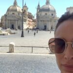 Claire Forlani Instagram - #Rome day off from filming @domina so I’m loving the sweltering heat being a wondering tourist 🖤🇮🇹