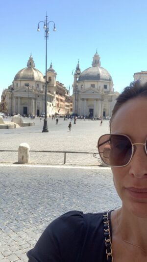 Claire Forlani Instagram - #Rome 
day off from filming @domina  so I’m loving the sweltering heat being a wondering tourist 🖤🇮🇹