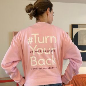 Claire Forlani Instagram - I’ve been asked to wear this sweatshirt and support this campaign and I DO!  This is what they know is happening right NOW to our young girls! 
80% of girls are already using filters by the age of 13. THIRTEEN . It’s no wonder their perception of beauty and their self-esteem are distorted.

Help reverse the damage. #TurnYourBack on digital distortion. 

#RealBeautyIsBold #Dove #LetsChangeBeauty #NoDigitalDistortion #SelfEsteem