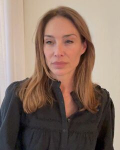 Claire Forlani Instagram - About to start a taping, the natural light is lovely which is always a plus ❤️⭐️❤️ hair looking a tad orange ? 🤔