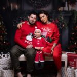 Claire Tomek Instagram - On vous souhaite un super réveillon de Noël pour ceux qui sont pas déjà en embrouille parce qu’il manque un truc 😂 ! Attention à vous, ceux qui picolent c’est ceux qui racontent beaucoup de conneries mais surtout qui ne conduisent pas 🍾🙏🏻 J’en profite pour lancer une pétition en commentaire : ✅ que la Mère Noël remplace le Père Noël vu qu’on est d’accord ce sont les femmes qui réfléchissent aux cadeaux, les achètent et les emballent ?