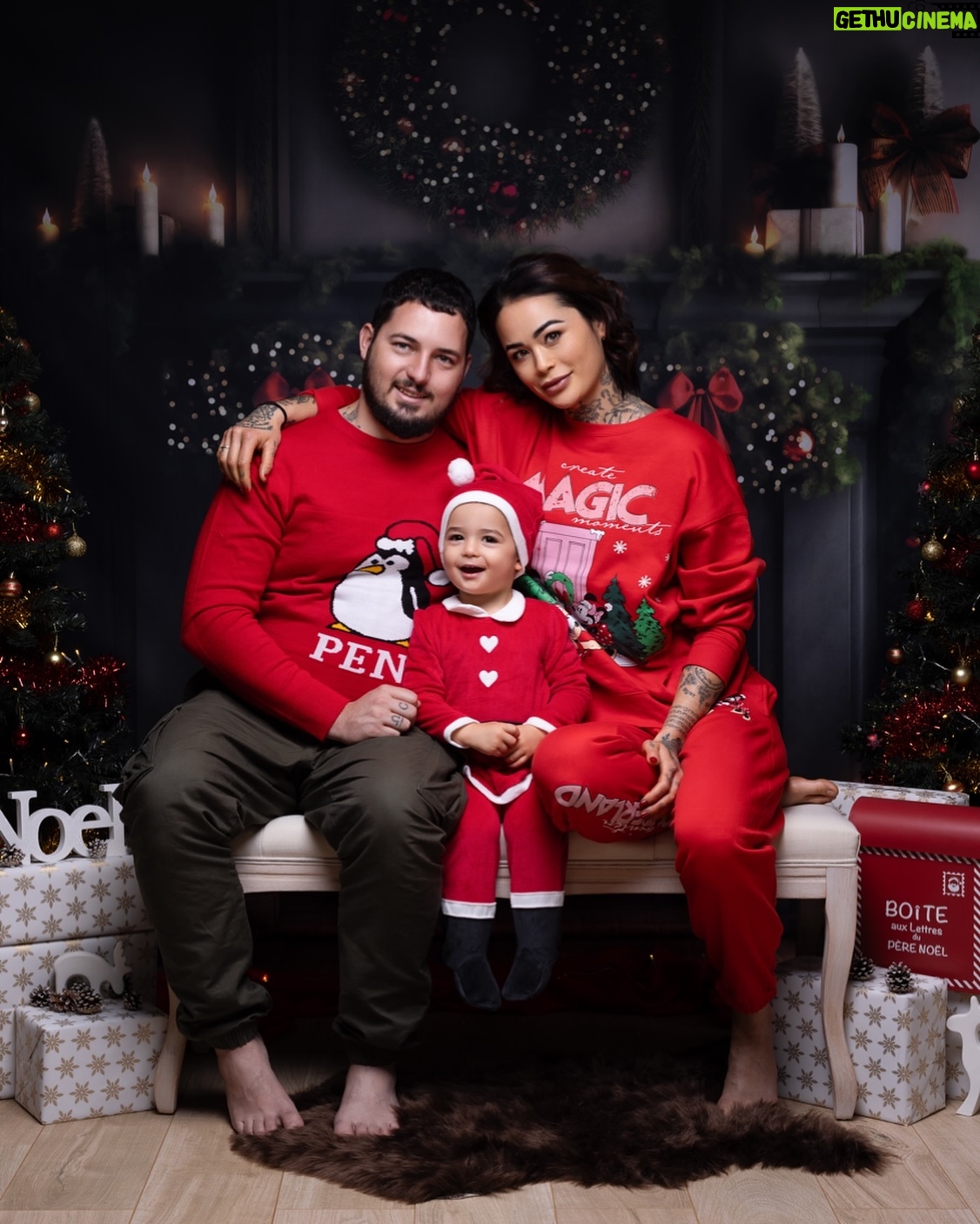 Claire Tomek - 7.5K Likes - On vous souhaite un super réveillon de Noël pour ceux qui sont pas déjà en embrouille parce qu’il manque un truc 😂 !
Attention à vous, ceux qui picolent c’est ceux qui racontent beaucoup de conneries mais surtout qui ne conduisent pas 🍾🙏🏻
J’en profite pour lancer une pétition en commentaire :
✅ que la Mère Noël remplace le Père Noël vu qu’on est d’accord ce sont les femmes qui réfléchissent aux cadeaux, les achètent et les emballent ?