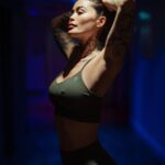 Claire Tomek Instagram - Ma transformation de 2017 à 2023 🔥💪🏻 Mon premier objectif c’était de reprendre du poids après des années de TCA, j’avais un corps sans muscles, sans énergie j’avais envie de rien. Après ma grossesse j’ai voulu retrouver un corps dans lequel juste je me sentais bien. Aujourdhui j’ai ma propre salle de sport, et les enfants sont acceptés 😂 alors je compte bien devenir une machine de guerre 🦍