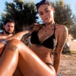 Claire Tomek Instagram – Nos vacances résumées en une photo : toujours sur mes cotes lui 😂

Bon sinon la charge mentale, ELLE ne prend jamais de vacances. 
Qu’on se le dise honnêtement partir en vacances avec un bébé c’est de l’organisation 😅
Le 3/4 de la valise c’était des vêtements bébé, de la bouffe bébé, des couches bébé, des produits bébé et le strict minimum pour nous pour éviter l’excédent de poids (  l’engueulade typique du « si t’es pas content t’avais qu’à le faire » 😂) 

Franchement qu’est ce qu’on mange bien en Grèce ! La bouffe c’est la vie mais alors là c’est vraiment ce qui rythme nos journées 😂
On se lève on mange, sieste du petit on remange, sieste du petit, goûter et puis apéro et dîner ! 
Moi qui cassait les c** a tout le monde pour pas donner ceci ou cela avant tel âge, me voila a me faire braquer un petit croc chaque fois que je mange quelque chose🙄

Jongler entre les siestes, et les activités c’est pas toujours évident je trouve. Le service de baby-sitting est fait par les femmes de ménages et je dois avouer que je ne suis pas rassurée de laisser mon fils à quelqu’un que je ne connais pas surtout dans une chambre sans surveillance (pas comme dans les clubs enfants). 
Bien qu’ils soient quand même hyper kids friendly, ça me dérange quand même un peu que tout le monde touche mon bébé sur le visage, la tête etc .. j’ai l’impression de passer pour une grosse cona*** mais bon en France si on faisait ça je pense que plus d’une maman peterait un câble ! 

C’est quand même cool de partir hors saison, beaucoup moins de monde puis il fait super beau même en septembre. 

Vous c’était comment vos vacances ? Vous êtes partis avec ou sans enfant ? 

Je vous fais des bisous, je vous laisse j’ai la liste des courses du retour à la maison à finir 😂👌🏻