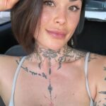 Claire Tomek Instagram - Je parle trois langues : - le français - le second degrés - les sous entendus sexuels Et vous ?