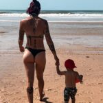 Claire Tomek Instagram - La raie encore pleine de sable mais une mamie et un enfant heureux ! Moi je voulais juste rattraper le bronzage en retard sur mon boule 😂
