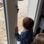 Claire Tomek Instagram – UNE SEMAINE DANS MA PELLICULE : 

1 : moi en apnée essayant d’être fraîche avec les yeux déf par l’eczéma 
2 : papa enfin de retour 
3 : mes croches pour crever les yeux des rageux 
4 : ROX et son pote Pongo 
5 : nuit de merde parce que quand y’a un cauchemar c’est toujours maman 
6 : les shoes un peu trop grandes 
7 : le premier œuf de Poupoule et Mercotte
8: toujours plus de douane à payer 
9 : l’amour ❤️