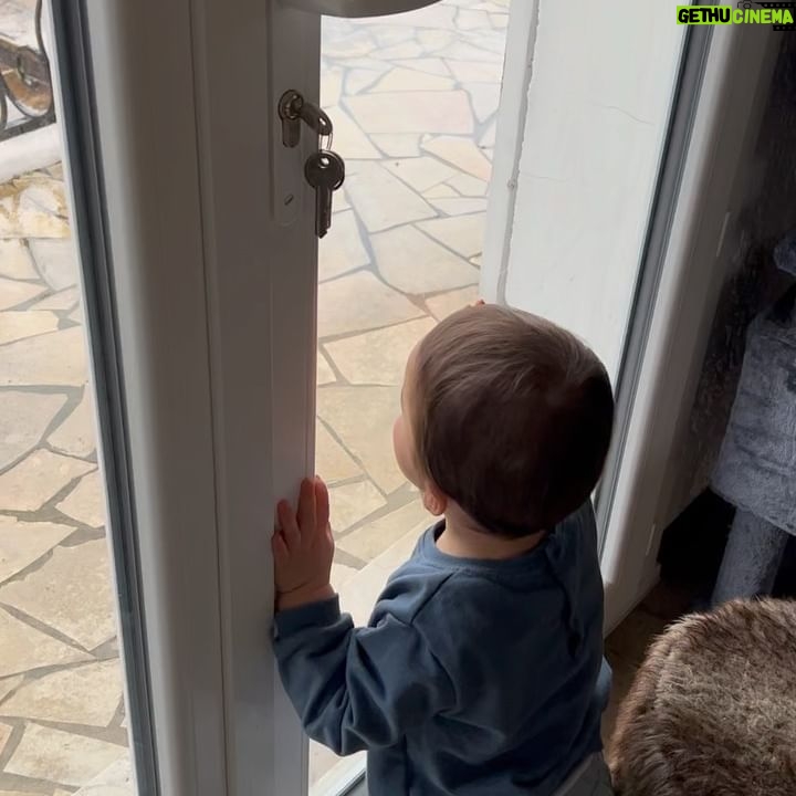 Claire Tomek - 8.2K Likes - UNE SEMAINE DANS MA PELLICULE :
1 : moi en apnée essayant d’être fraîche avec les yeux déf par l’eczéma
2 : papa enfin de retour
3 : mes croches pour crever les yeux des rageux
4 : ROX et son pote Pongo
5 : nuit de merde parce que quand y’a un cauchemar c’est toujours maman
6 : les shoes un peu trop grandes
7 : le premier œuf de Poupoule et Mercotte
8: toujours plus de douane à payer
9 : l’amour ❤️