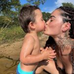 Claire Tomek Instagram - Joyeux 2 ans mon fils ❤️ Quand je repense à tout ce que j’ai fait dans la vie, tu es de loin la meilleure chose que j’ai jamais créée. Ta maman qui t’aime à l’infini et au delà ( même quand tu veux monter sur ses genoux alors qu’elle est en train de 💩)