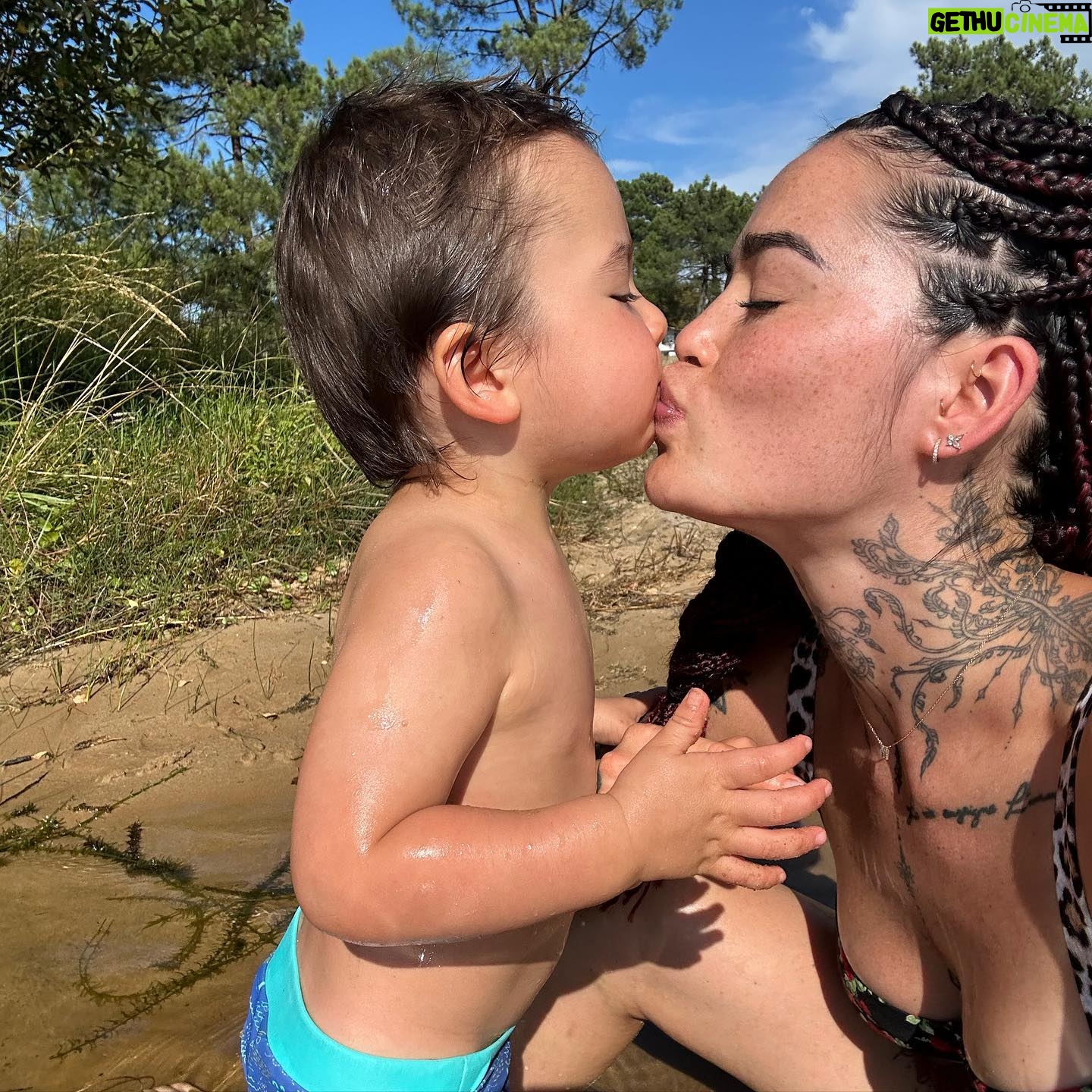 Claire Tomek - 8.8K Likes - Joyeux 2 ans mon fils ❤️
Quand je repense à tout ce que j’ai fait dans la vie, tu es de loin la meilleure chose que j’ai jamais créée.
Ta maman qui t’aime à l’infini et au delà ( même quand tu veux monter sur ses genoux alors qu’elle est en train de 💩)