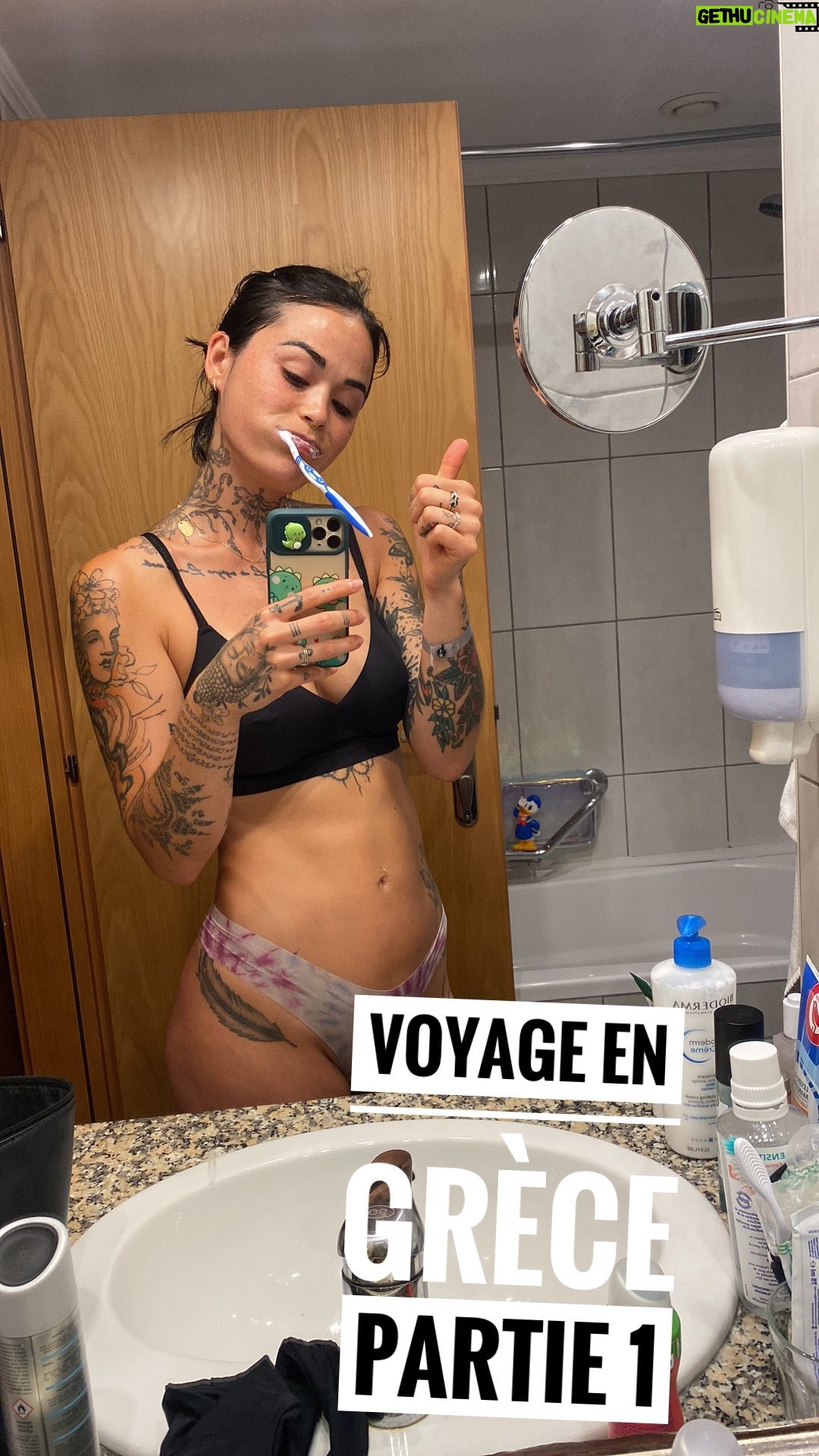 Claire Tomek Instagram - Pourquoi j’ai mis PARTIE 1 ? Parce que j’hésite à vous faire une partie 2 avec la drama queen et le sirtaki de @russeausavoirfer 😂 ( si vous avez regardé mes stories en vacances c’était mythique ) J’ai ramené que le strict minimum niveau complément alimentaire en vacances : Mon spray pour dodo Mes pro biotiques vitamines et oméga 3 @braineffect_fr ( y’a toujours -20% sur tout c’est rare 1 SLEEP spray offert jusqu’au 2 octobre code TOMEK) La meilleure pâte à tartiner et mon beurre de cacahuète 100% carnitine avant l’entraînement de chez @foodspring_fr ( -15% a partir de 30e hors promo toute l’année code TOMEKFSG) Dites moi en commentaire si vous voulez la partie 2 👇🏻