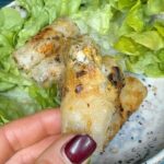 Claire Tomek Instagram - 🇻🇳 NEMS POULET ( pour environ 50 ) : - galettes de riz -500 g de blanc de poulet -150g de carottes - 150g de soja - 2 oignons finement hachés - 40g de champignons noirs séchés -100g de vermicelles de riz transparents - 6 cuillères à soupe de sauce soja -1 œuf 👉🏻 faire tremper les vermicelles et les champignons dans de l’eau tiède pendant environ 20 minutes 👉🏻 hacher la viande et les oignons finement 👉🏻 râper les carottes 👉🏻 hacher les champignons réhydratés puis couper les vermicelles en morceaux d’environ 3cm 👉🏻 mélanger tout avec le soja, la sauce et l’œuf 👉🏻 sur un torchon humide, on vient étaler une galette de riz qu’on a trempée dans un récipient d’eau avant. 👉🏻 on étale un peu de farce ( faut l’essorer à la main si elle est trop humide) 👉🏻 on rabat les bords et on roule ! C’est un coup de main à prendre 😊 👉🏻 frire dans de l’huile et les laisser refroidir sur du papier absorbant 👉🏻 à déguster avec de la salade, et de la sauce piquante si t’es un vrai ! Dis moi en commentaire si tu vas tester cette recette et si t’en veux d’autres ? 😉