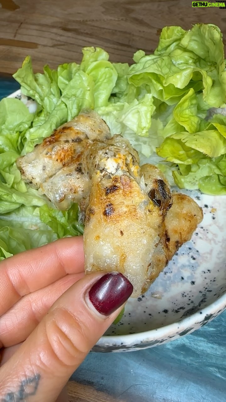 Claire Tomek Instagram - 🇻🇳 NEMS POULET ( pour environ 50 ) : - galettes de riz -500 g de blanc de poulet -150g de carottes - 150g de soja - 2 oignons finement hachés - 40g de champignons noirs séchés -100g de vermicelles de riz transparents - 6 cuillères à soupe de sauce soja -1 œuf 👉🏻 faire tremper les vermicelles et les champignons dans de l’eau tiède pendant environ 20 minutes 👉🏻 hacher la viande et les oignons finement 👉🏻 râper les carottes 👉🏻 hacher les champignons réhydratés puis couper les vermicelles en morceaux d’environ 3cm 👉🏻 mélanger tout avec le soja, la sauce et l’œuf 👉🏻 sur un torchon humide, on vient étaler une galette de riz qu’on a trempée dans un récipient d’eau avant. 👉🏻 on étale un peu de farce ( faut l’essorer à la main si elle est trop humide) 👉🏻 on rabat les bords et on roule ! C’est un coup de main à prendre 😊 👉🏻 frire dans de l’huile et les laisser refroidir sur du papier absorbant 👉🏻 à déguster avec de la salade, et de la sauce piquante si t’es un vrai ! Dis moi en commentaire si tu vas tester cette recette et si t’en veux d’autres ? 😉