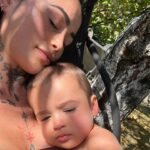 Claire Tomek Instagram - Joyeux 2 ans mon fils ❤️ Quand je repense à tout ce que j’ai fait dans la vie, tu es de loin la meilleure chose que j’ai jamais créée. Ta maman qui t’aime à l’infini et au delà ( même quand tu veux monter sur ses genoux alors qu’elle est en train de 💩)