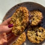 Claire Tomek Instagram - 🇸🇪Si toi aussi t’es fan des gâteaux IKEA ! Tu peux les refaire chez toi pour beaucoup moins cher et surtout avec peu d’ingrédients : Pour 20 biscuits 🍫 100g de beurre fondu 240g de flocons d’avoine 200gde sucre ( j’utilise de la cassonade et on peut mettre que la moitié tout dépend des goûts ) 20g de farine 2 œufs 1 cc de vanille en poudre 2cc de levure chimique 200g de chocolat noir Préchauffer le four à 170° Mélanger ensemble les flocons d’avoine, le sucre, la farine, la levure et la vanille Rajouter ensuite l’oeufs et le beurre fondu et mélanger bien. Prendre une petite cuillère pour avoir des biscuits de même taille. Les façonner en boule et les placer sur une plaque recouverte de papier sulfurisé et les espacer suffisamment ( sinon tu vas te retrouver avec un seul biscuit galette 😂) . Cuire pendant 12 minutes. Sortir du four et laisser refroidir ! Faut bien respecter cette étape sans les toucher, ils vont durcir en se refroidissant. Faire fondre le chocolat au bain marie ou au micro onde. Tremper ensuite le dessous d’un biscuit dans le chocolat et poser le par dessus un autre biscuit. Laisser refroidir et baaaaam tuerie tu peux sortir ça quand t’as des invités ou tout manger en scred ! Dis moi en commentaire si tu veux que je partage d’autres recettes 😉
