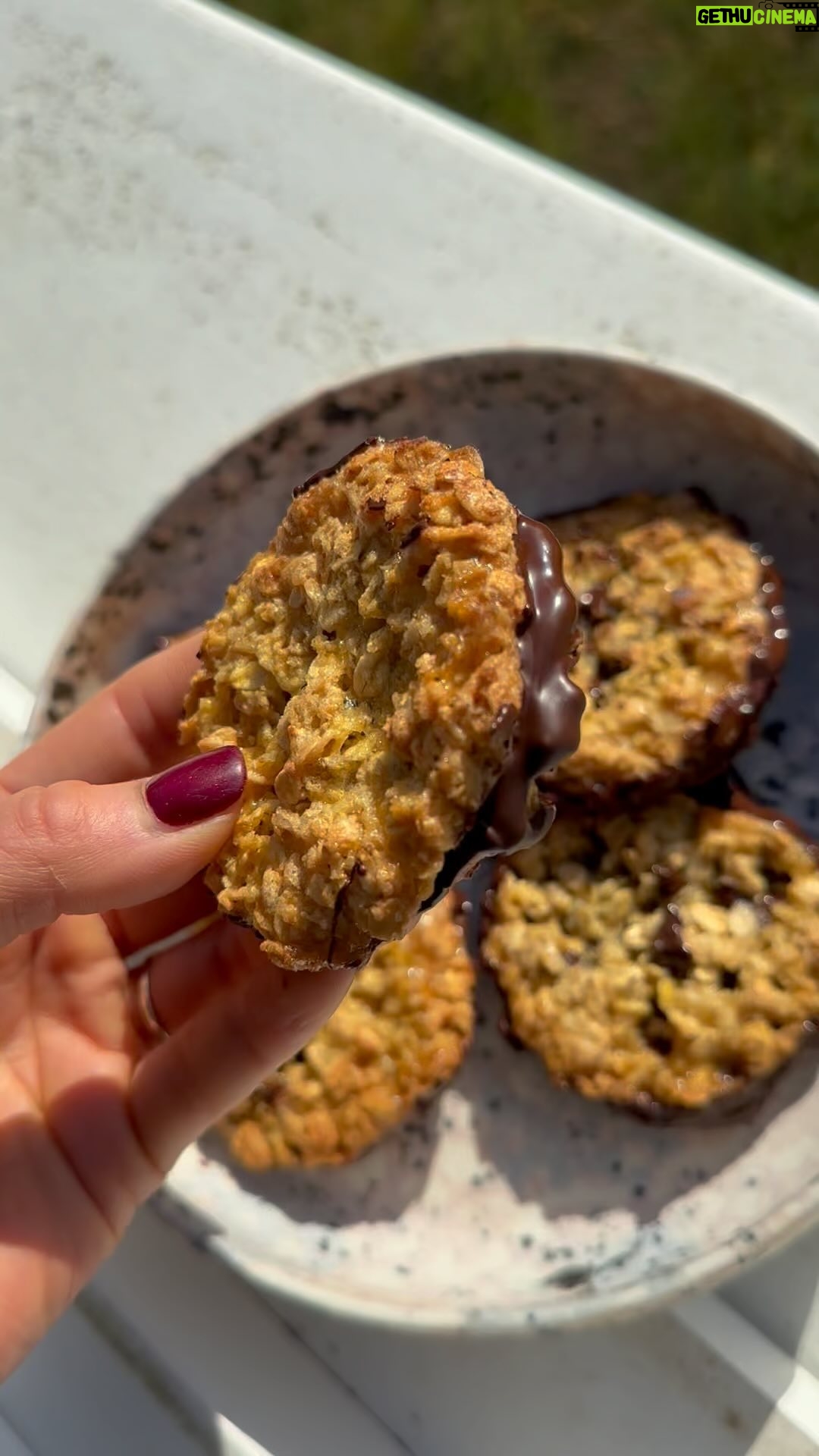 Claire Tomek - 23.5K Likes - 🇸🇪Si toi aussi t’es fan des gâteaux IKEA ! Tu peux les refaire chez toi pour beaucoup moins cher et surtout avec peu d’ingrédients :
Pour 20 biscuits 🍫
100g de beurre fondu
240g de flocons d’avoine
200gde sucre ( j’utilise de la cassonade et on peut mettre que la moitié tout dépend des goûts )
20g de farine
2 œufs
1 cc de vanille en poudre
2cc de levure chimique
200g de chocolat noir
Préchauffer le four à 170°
Mélanger ensemble les flocons d’avoine, le sucre, la farine, la levure et la vanille
Rajouter ensuite l’oeufs et le beurre fondu et mélanger bien.
Prendre une petite cuillère pour avoir des biscuits de même taille.
Les façonner en boule et les placer sur une plaque recouverte de papier sulfurisé et les espacer suffisamment ( sinon tu vas te retrouver avec un seul biscuit galette 😂) .
Cuire pendant 12 minutes.
Sortir du four et laisser refroidir ! Faut bien respecter cette étape sans les toucher, ils vont durcir en se refroidissant.
Faire fondre le chocolat au bain marie ou au micro onde.
Tremper ensuite le dessous d’un biscuit dans le chocolat et poser le par dessus un autre biscuit.
Laisser refroidir et baaaaam tuerie tu peux sortir ça quand t’as des invités ou tout manger en scred !
Dis moi en commentaire si tu veux que je partage d’autres recettes 😉